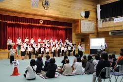 学習発表会で発表する児童の様子5