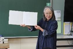 読み聞かせを行うボランティアの様子