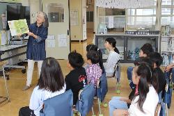 読み聞かせに耳を傾ける児童の様子2
