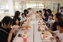 教職の試食をする親子の様1