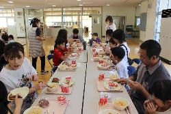 給食の試食をする親子の様1