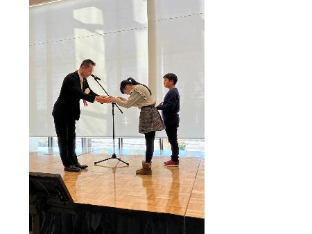 発表を終え、表彰を受ける児童の様子