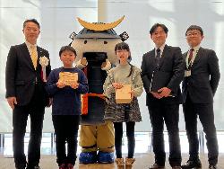 みやぎゼロカーボンイベントで表彰を受け記念撮影を行う児童の様子