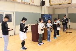 環境放送委員会の活動内容を紹介する子供たちの様子