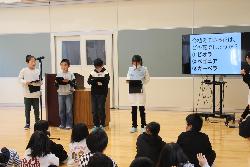 委員会の活動内容についてクイズ形式で紹介する子供たちの様子