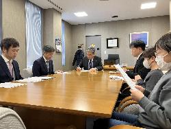 町長を表敬訪問し環境美化教育優良校等表彰で文部科学大臣賞の報告をする児童の様子1