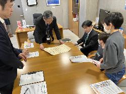 町長を表敬訪問し環境美化教育優良校等表彰で文部科学大臣賞の報告をする児童の様子2