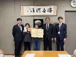 環境美化教育優良校等表彰文部科学大臣賞を町長に表敬訪問して報告する様子1