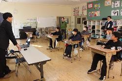 薬剤師の先生と児童が教室で薬物乱用防止について学習している様子。