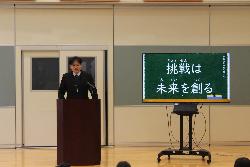 始業式で3学期の目標について講話する校長