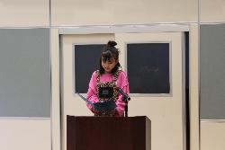 始業式で3学期の目標について全校の前で発表する代表児童