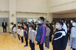 整然と整列し3学期の始業式に参加する全校児童の様子