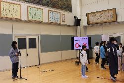 みんなで○&times;クイズに取り組んでいる様子1