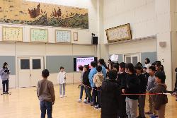 みんなで○&times;クイズに取り組んでいる様子2