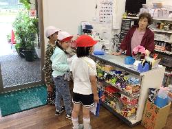 ハマーレ歌津でお店の方に質問する児童の様子2