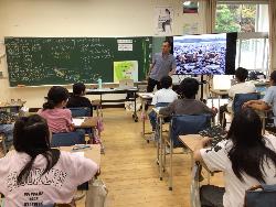 干潟の生き物について講話をする阿部拓三博士の様子2