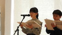 名足小学校の活動について発表する代表児童1