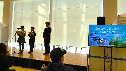 名足小学校の活動について発表する代表児童2