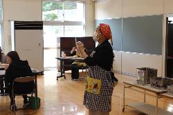 今日の給食について給食センターの栄養士からお話をしていただいている様子