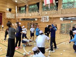 親子で一緒に玉入れを行っている様子