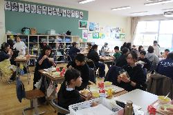 親子で一緒に給食を食べている様子