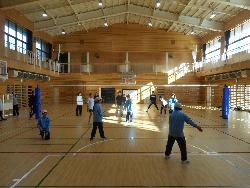 親子対抗ビニールバレーボール大会でサーブをする子供の様子