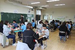 親子で一緒に給食を食べている様子