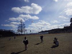 校庭で凧あげをしている子供たちの様子1