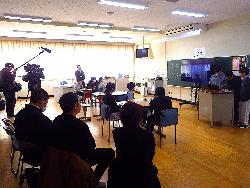 総合的な学習の時間の発表の様子についてテレビ取材を受けている様子