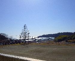 教室から見える太陽に輝く名足の海の様子