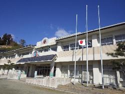 みやぎ鎮魂の日の校舎の様子（半旗が掲げてある）