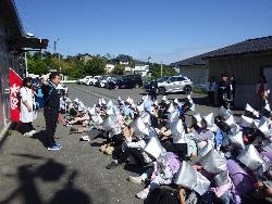 第1次避難場所に避難した児童の様子