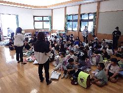 第3次避難場所の名足こども園で保護者の迎えを待つ児童の様子