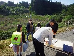 避難所で避難した児童を引き取りに来た保護者の様子