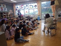 読み聞かせボランティアの絵本の読み聞かせに耳・目を傾ける児童の様子2