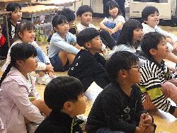 読み聞かせボランティアの絵本の読み聞かせに耳・目を傾ける児童の様子3