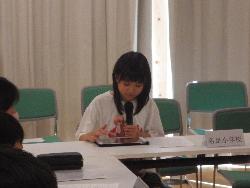G8子どもサミットで意見を発表する代表児童の様子3