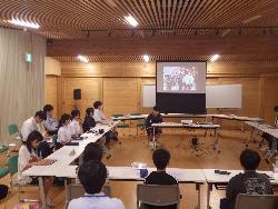G8子どもサミットで意見を発表する代表児童の様子2