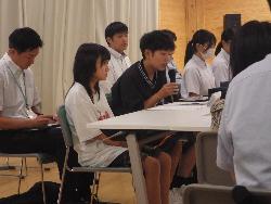 G8子どもサミットで意見を発表する代表児童の様子1