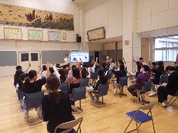環境の大切さについて講師の方から話を聞く児童の様子