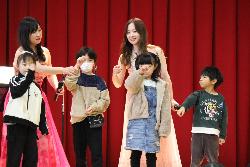 シュガーシスターズと一緒に指揮をしながら歌う子供たちの様子