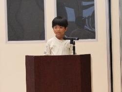 1学期の終業式で1学期の振り返りや2学期楽しみしていることを発表する児童の様子