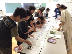 児童がアクセサリー作りの材料を選んでいる様子