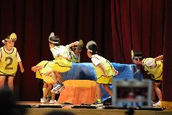 1年生の劇「かえるであそぼう」のアヒル役の子供たちが登場するシーン