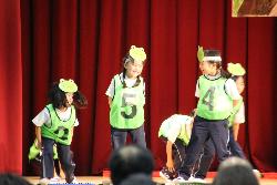 1年生の劇「かえるであそぼう」のカエル役の子供たちが登場するシーン