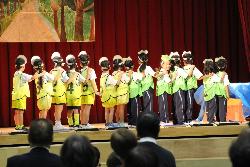 1年生の劇「かえるであそぼう」で、カエルとアヒルが遊ぶシーン