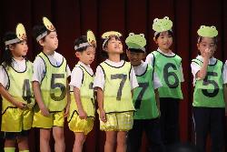 1年生の劇「かえるであそぼう」でカエルとアヒルが遊びを終わりにするシーン