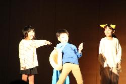 2年生の劇「名前を見てちょうだい」で、風が主人公の帽子を持ち去るシーン