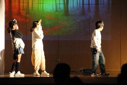 2年生の劇「名前を見てちょうだい」で、大男が登場にキツネやウシが驚いているシーン