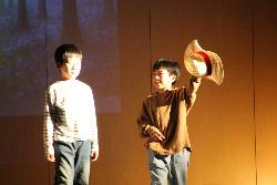 2年生の劇「名前をみてちょうだい」で、主人公と大男が帽子の取り合いをするシーン